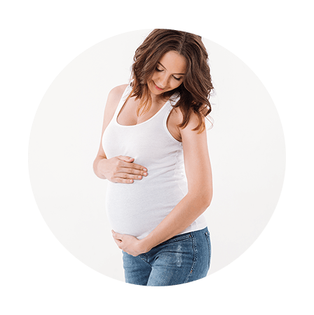 Imagen de una mujer embarazada, con sus manos en el vientre y vienfo felizmente su vientre.